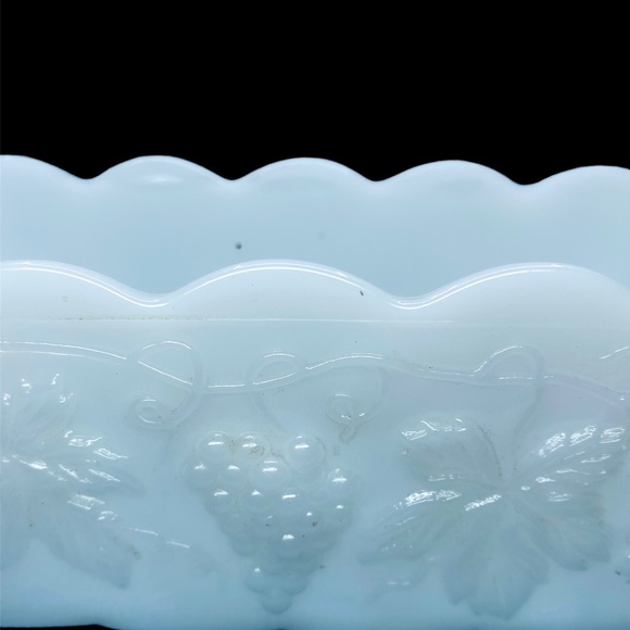 Vintage 1960s Anchor Hocking Fire King Milk Glass Grape & Leaf Patterned Planter - Picture 7 of 9
